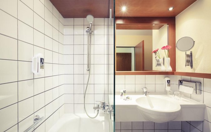 Badkamer van een tweepersoonskamer van Hotel Mercure Wien Westbahnhof in Wenen