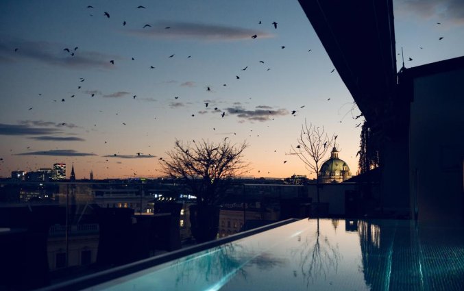 Buitenuitzicht vanaf het zwembad van hotel Grand Ferdinand in Wenen