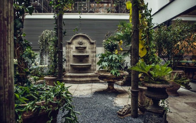 Romantische binnentuin van hotel Grand Ferdinand in Wenen