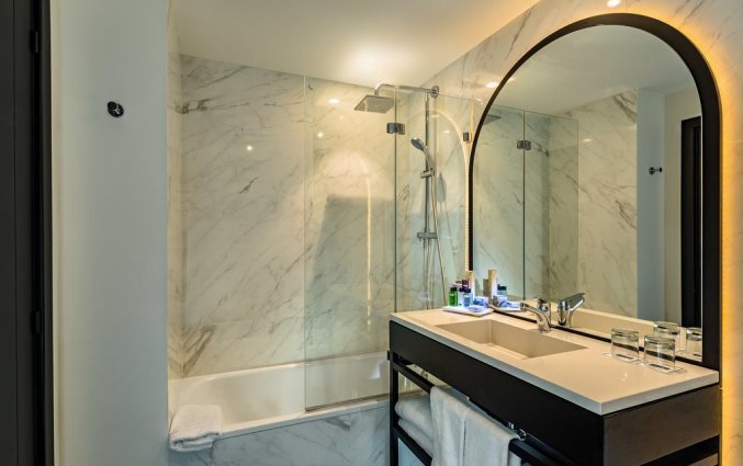 Badkamer van tweepersoonskamer van Hotel H10 Puerta de Alcala in Madrid