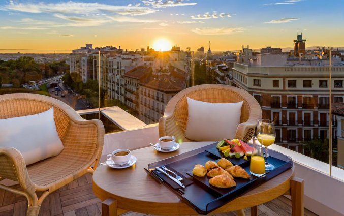 Terras van Hotel H10 Puerta de Alcala in Madrid