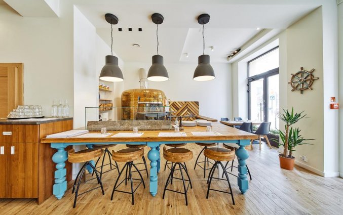 Restaurant met hippe tafel en barkrukken va hotel 32 Krakow Old Town in Krakau