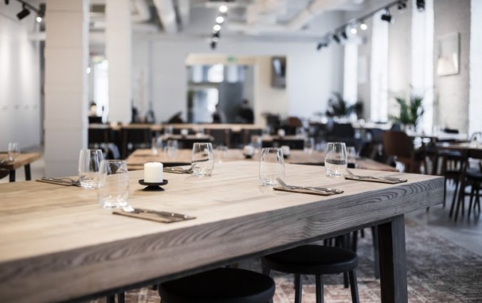 Restaurant met bestek op tafels in hotel Corner stedentrip Vilnius