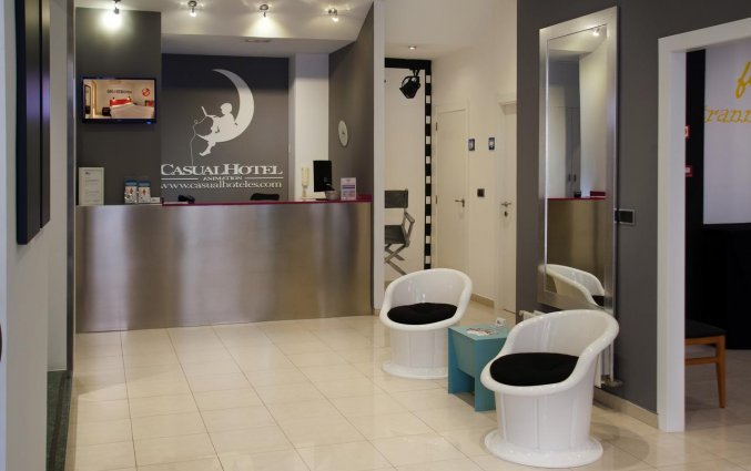 Receptie van hotel Casual Valencia del Cine stedentrip Valencia