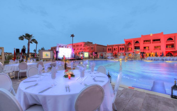Terras bij het zwembad van Hotel Aqua Fun Club Marrakech in Marrakech
