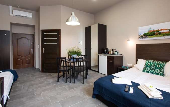 Woonkamer met bed van een appartement van appartementen Happy Tower Krakow in Krakau