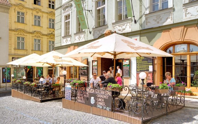 Terras van Hotel Golden Star in Praag