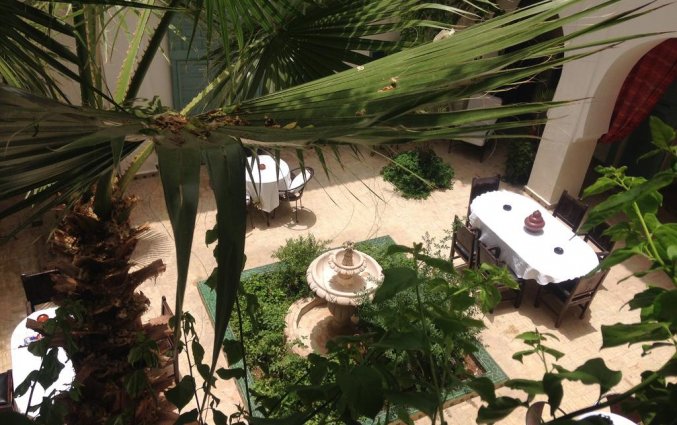 De binnenplaats van Riad dar Bounouar Marrakech