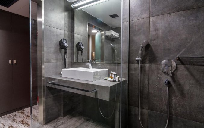 Badkamer van een tweepersoonskamer van Hotel 36O Degrees in Athene