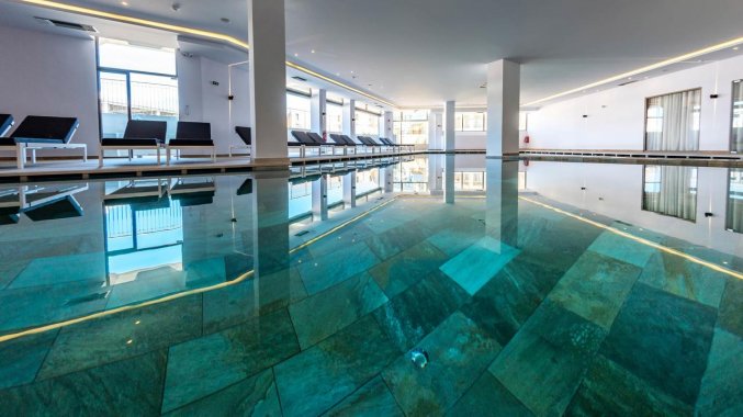 Binnenzwembad van Hotel Kiani Beach Resort op Kreta