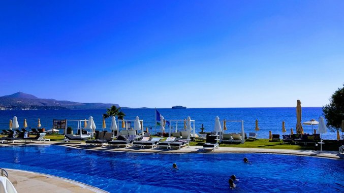 Buitenzwembad met uitzicht van Hotel Kiani Beach Resort op Kreta