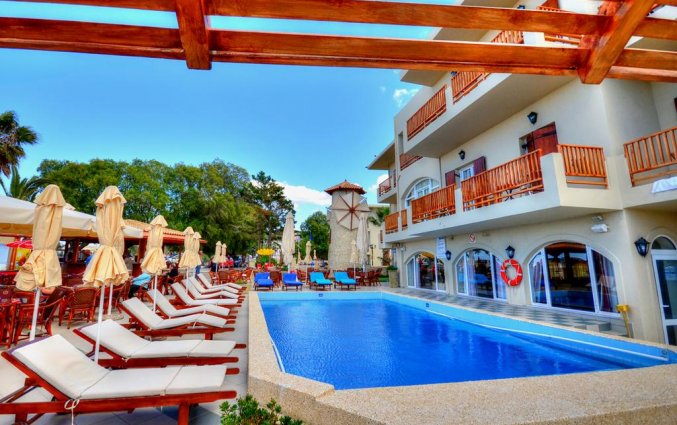 Zwembad bij Hotel Kalyves beach op Kreta