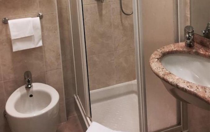 Badkamer van een tweepersoonskamer van hotel Astoria in Milaan
