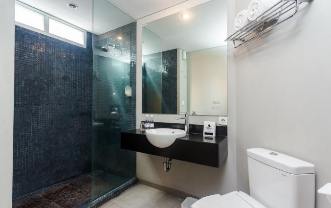 Badkamer van een tweepersoonskamer van Hotel Loft Legian op Bali