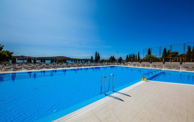 Buitenzwembad van Hotel Medena in Dalmatië