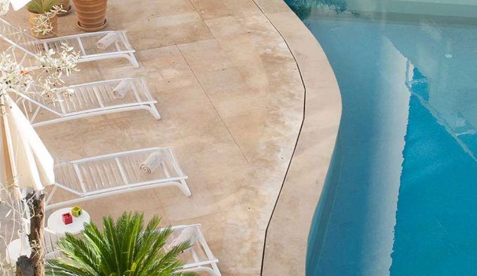 Buitenzwembad van Hotel Barcelo Fes Medina in Fez