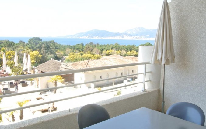 Balkon van Appartementen Le Bella Vista op Corsica
