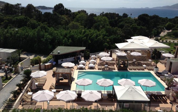 Buitenzwembad van Appartementen Le Bella Vista op Corsica