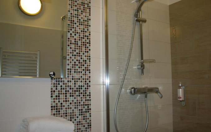 Badkamer van een teepersoonskamer van Hotel Capo D'orto op Corsica