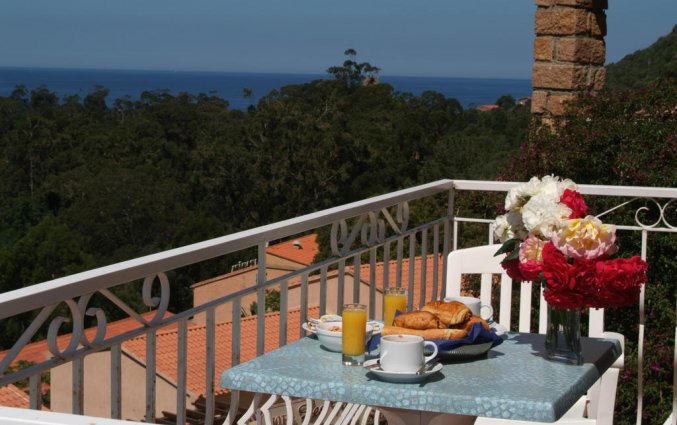Balkon van een tweepersoonskamer van Hotel Capo D'orto op Corsica