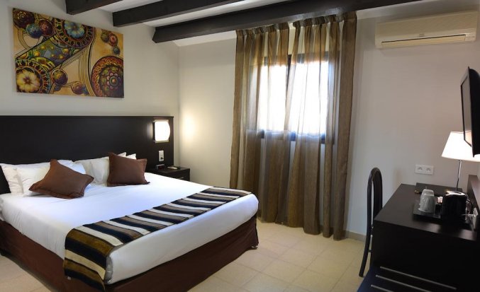 Tweepersoonsslaapkamer van Hotel U Ricordu op Corsica