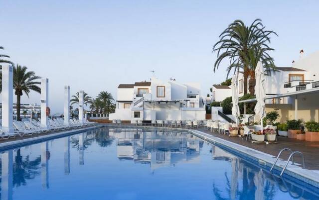 Buitenzwembad van Appartementen Roc Lago Park op Menorca