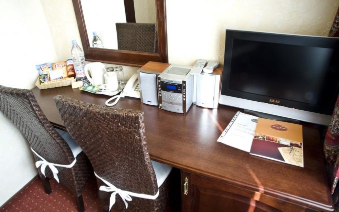 Zitgedeelte met koffie- en theevoorzieningen in Hotel Monte Kristo in Riga