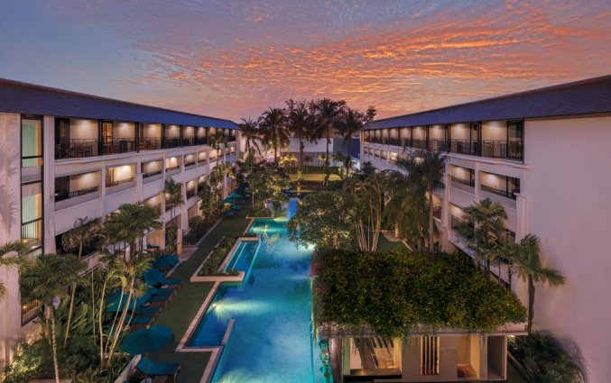 Kamers met balkon uitkijkend op het zwembad met zonsondergang van Resort DoubleTree by Hilton Banthai Beach