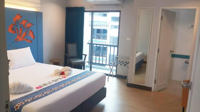 Tweepersoonskamer met balkon van DAYS INN PATONG BEACH op Phuket