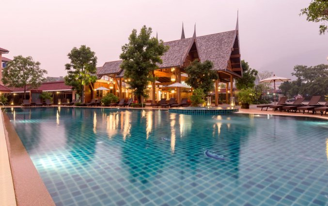 Zwembad van Naina Resort & Spa