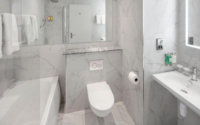 Badkamer van een tweepersoonskamer van Hotel The Address Connolly in Dublin
