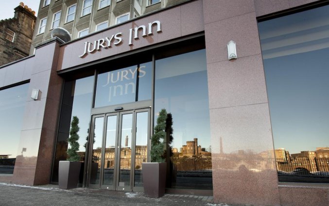 Ingang van hotel Jury's Inn in Edinburgh