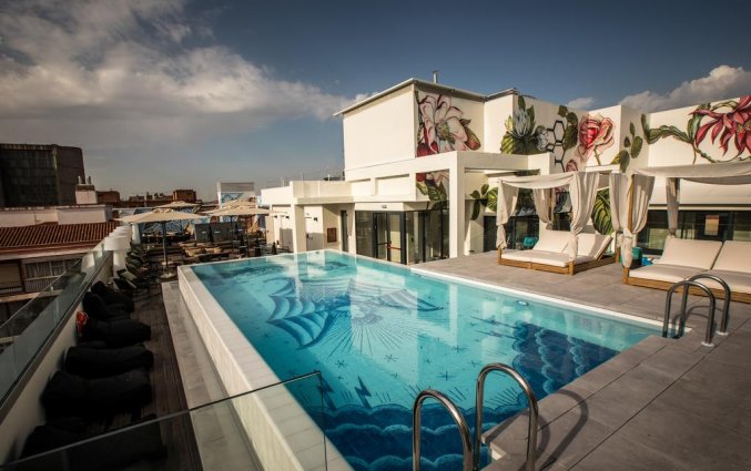 Zwembad van hotel NYX in Madrid