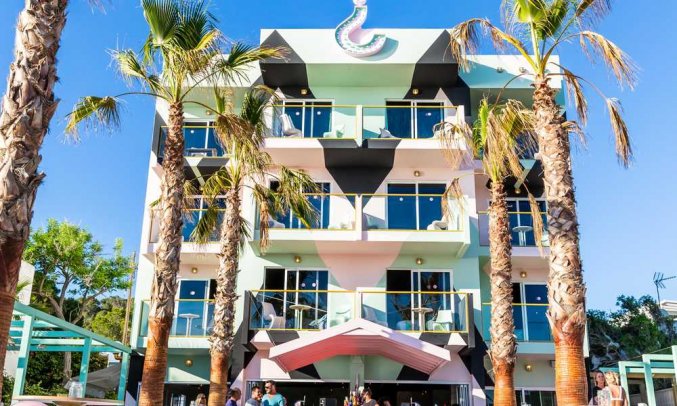 Ingang van hotel Wi-Ki Woo op Ibiza