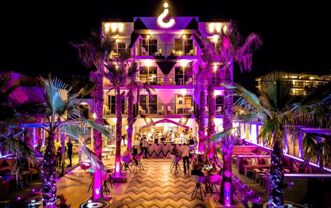 Ingang van hotel Wi-Ki Woo op Ibiza