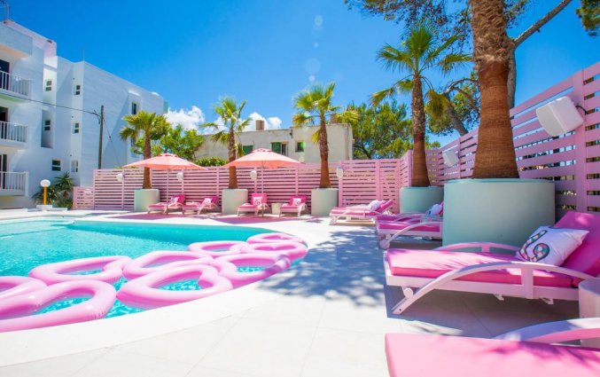 Zwembad van hotel Wi-Ki Woo op Ibiza