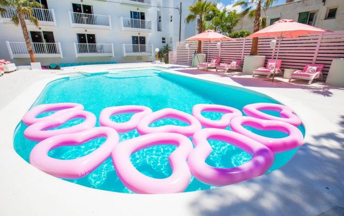 Zwembad van hotel Wi-Ki Woo op Ibiza