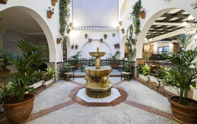 Binnenplaats van hotel Villa Flamenca in Nerja