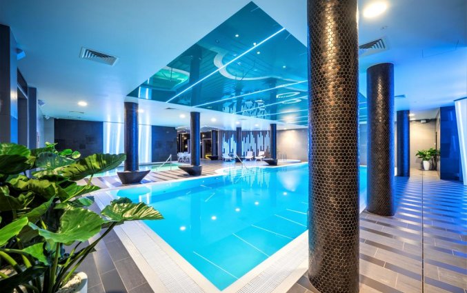 Zwembad van Hotel Wellton Riverside Spa in Riga