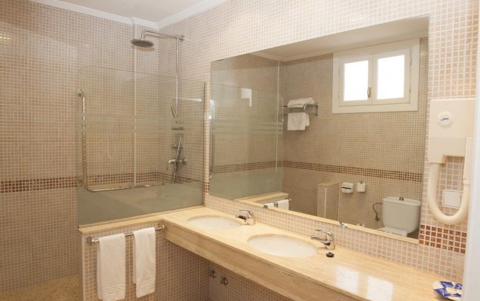 Badkamer van hotel Lloyds Beach Club in Alicante