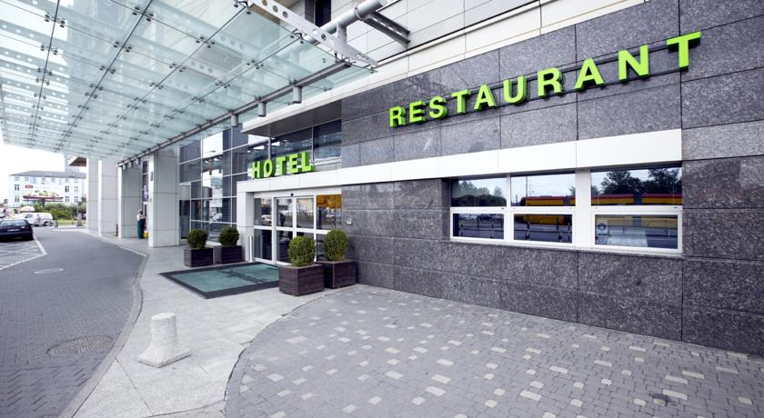 Entree van Hotel Campanile Warschau