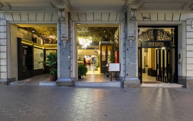 Ingang van hotel Casa Gracia in Barcelona
