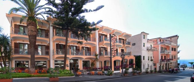 Gebouw van Hotel Santa Lucia in Amalfi