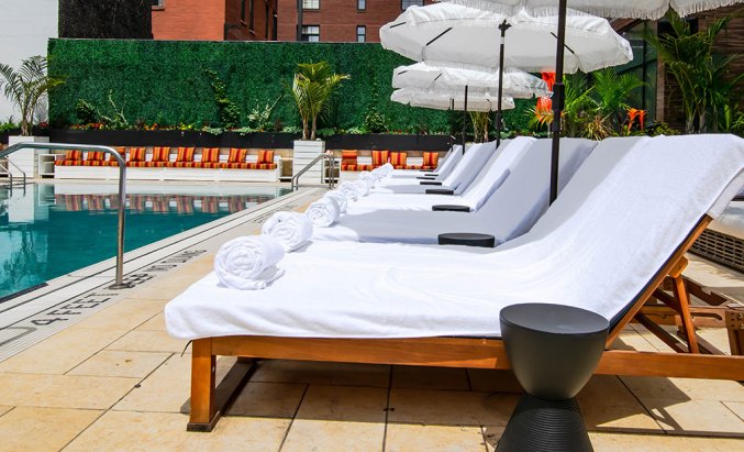 Zwembad met ligbedjes en parasols van hotel & pool McCarren New York