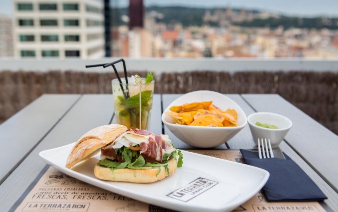 Eten op het dakterras van Hotel Expo in Barcelona