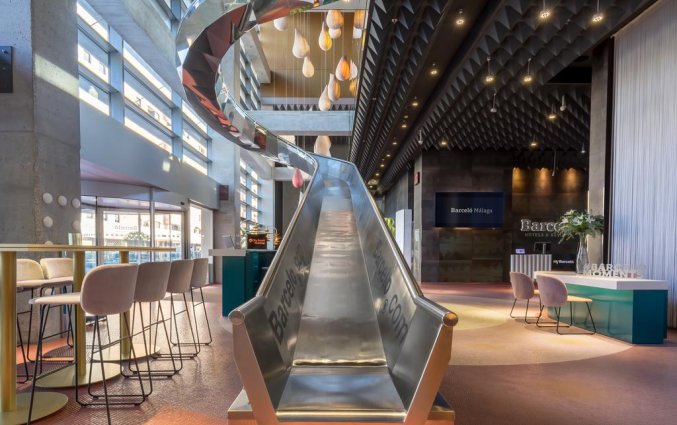 Glijbaan naar de bar van Hotel Barcelo Malaga