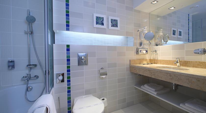 Badkamer van een tweepersoonskamer van Hotel Atrium Fashion in Budapest