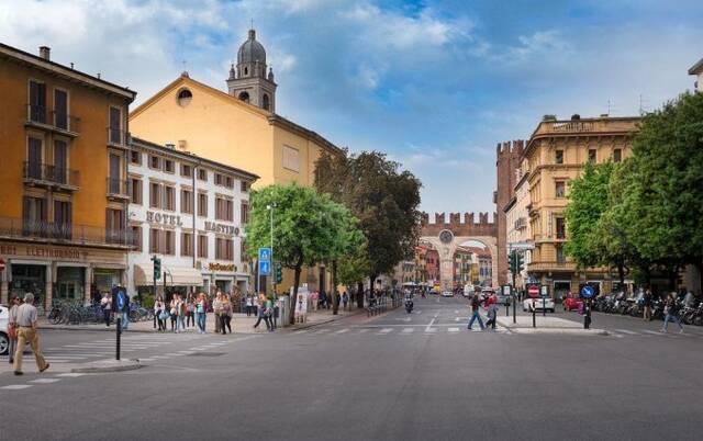 Vooraanzicht van hotel Mastino in Verona