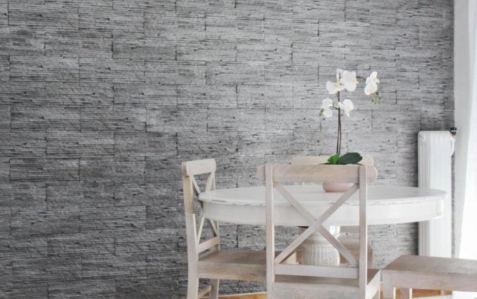 Eetkamertafel in appartement van Hotel Be My Guest Athens