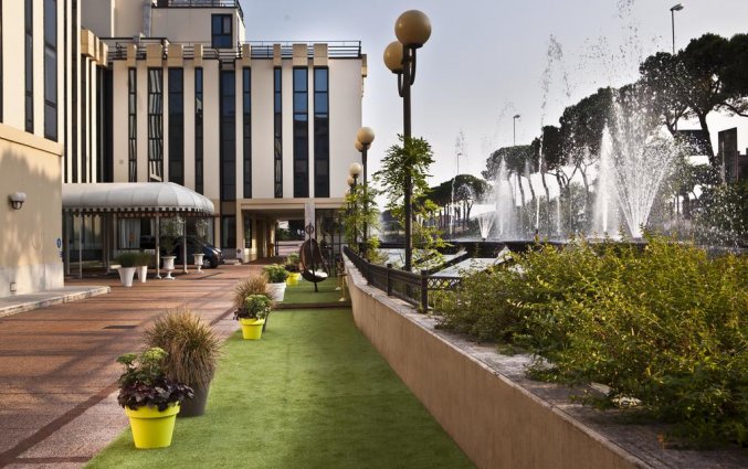 Zijaanzicht van Hotel Leon d'Oro Verona